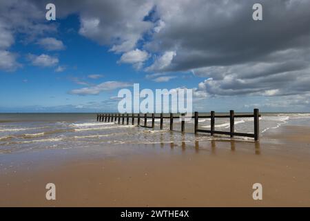 Giornata di sole sulle infinite spiagge di Rhyl, Galles Foto Stock