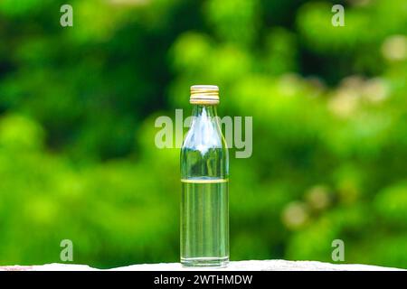 Bottiglia di olio di ricino, bottiglia di olio con olio, bottiglia di olio in vetro, sfondo naturale, Foto Stock
