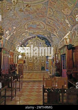 Grecia, isola di Corfù, cima del monte Pantokrator (914 metri): Interno della chiesa del monastero ortodosso di Ypsilou Pantokratora, dove Foto Stock