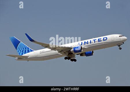 Germania, Baviera, Monaco di Baviera: N641UA Boeing 767-322ER (c/n 25091) di United Airlines presso l'aeroporto Franz Josef Strauss di Monaco. Foto Stock