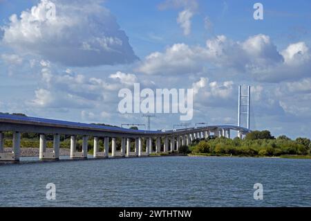 Germania, Meclemburgo-Vorpommern, Stralsund (città di Hansa): Il nuovo ponte lungo 4079 metri per Rügen con il suo pilone alto 128 metri, aperto nel 2007, attraversa Foto Stock