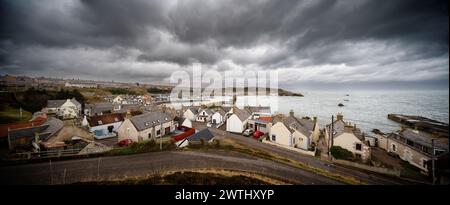 Il villaggio Moray di Findochty si affaccia sul firth. Foto Stock