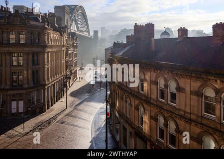 Il famoso Tyne Bridge di Newcastle upon Tyne e la banchina all'alba Foto Stock