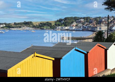 Fronte mare di Swanage e colorate capanne sulla spiaggia in una giornata estiva di sole Foto Stock