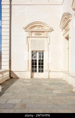 VENARIA REALE, ITALIA - 29 MARZO 2023: Architettura della Reggia di Venaria con portale bianco e terrazza alla luce del sole Foto Stock