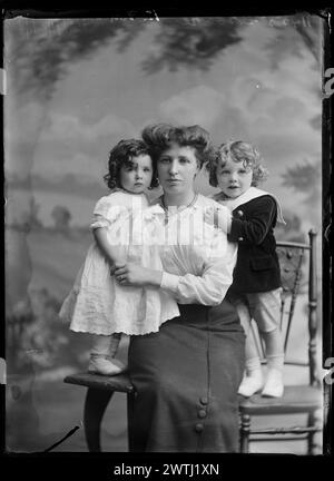 Donna e due bambini - ritratti in studio "figlio" incisi, ritratti, negativi in bianco e nero, negativi in gelatina Foto Stock