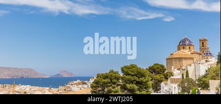 Vista panoramica sulla storica cattedrale e sul mar mediterraneo di Altea, Spagna Foto Stock