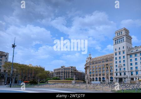 La piazza principale di Barcellona "Plaza de Catalunya" (Piazza della Catalogna), Spagna. Foto Stock