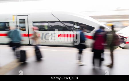 Hannover, Germania. 18 marzo 2024. I passeggeri si trovano sulla piattaforma alla stazione centrale di Hannover mentre arriva un treno ICE (velocità dell'otturatore ridotta). Entrambe le parti nella disputa salariale della Deutsche Bahn hanno ripreso i negoziati. Secondo una dichiarazione della Deutsche Bahn, la società e il sindacato dei macchinisti sono fiduciosi di raggiungere un accordo questa settimana. Credito: Julian Stratenschulte/dpa/Alamy Live News Foto Stock