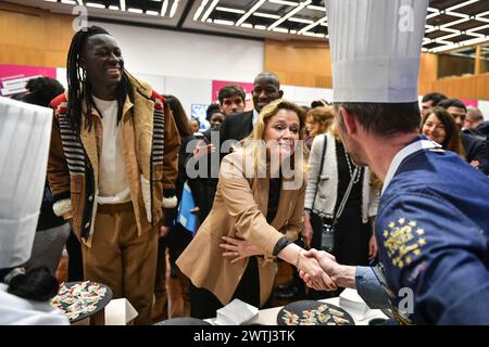 Parigi, Francia. 18 marzo 2024. Il viceministro francese delle compagnie, del turismo e dei consumi Olivia Gregoire (R) incontra i partecipanti accanto allo chef stellato Mory Sacko (L) durante una visita alla 2a edizione della settimana delle professioni del turismo a Parigi, in Francia, il 18 marzo 2024. Foto di Firas Abdullah/ABACAPRESS.COM credito: Abaca Press/Alamy Live News Foto Stock