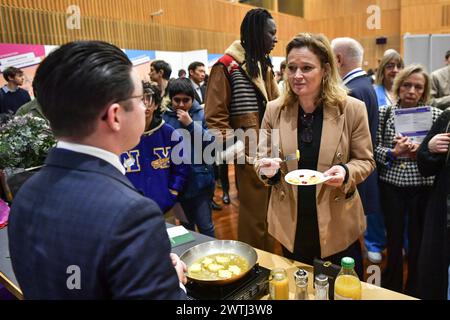 Parigi, Francia. 18 marzo 2024. Il viceministro francese delle compagnie, del turismo e dei consumi Olivia Gregoire (C) incontra i partecipanti durante una visita alla 2a edizione della settimana delle professioni del turismo a Parigi, in Francia, il 18 marzo 2024. Foto di Firas Abdullah/ABACAPRESS.COM credito: Abaca Press/Alamy Live News Foto Stock