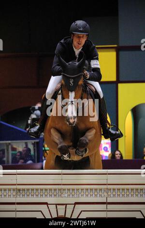 Henrik VON ECKERMANN (SWE) in sella ALL'ILIANA durante l'evento equestre Saut-Hermes CSI 5 il 17 marzo 2024 al Grand Palais Ã&#x89;phemere a Parigi, Francia Foto Stock