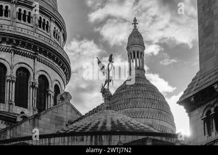 Parigi, Francia - 17 febbraio 2024: Vista ravvicinata della famosa chiesa del Sacro cuore di Montmartre Parigi Francia Foto Stock