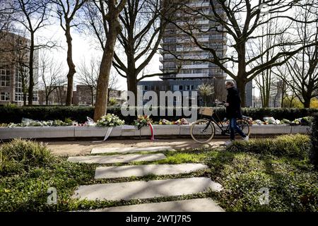 UTRECHT - Fiori dopo la commemorazione nel sito commemorativo dell'attacco del tram del 18 marzo 2019. Quattro persone sono rimaste uccise e diverse persone sono rimaste ferite quando Gökmen T. ha aperto il fuoco dentro e intorno a un tram espresso sul 24 Oktoberplein. La commemorazione si svolgerà annualmente per l'ultima volta, d'ora in poi sarà commemorata ogni cinque anni. ANP ROBIN VAN LONKHUIJSEN netherlands Out - belgio Out Foto Stock