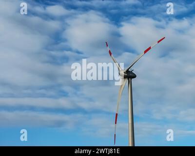 Primo piano delle pale delle turbine eoliche contro il cielo Foto Stock