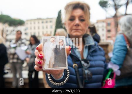 Manifestazione a largo di Torre Argentina, dell'Associazione dei familiari delle vittime del Covid. Nella foto i familiari con le immagini dei parenti deceduti durante il covid e i fiori di carta con i nomi delle vittime - Cronaca - Roma, Italia - Lunedì, 18 marzo 2024 (foto Valentina Stefanelli/LaPresse) dimostrazione in largo di Torre Argentina, a cura dell'Associazione dei parenti delle vittime Covid. Nella foto, i familiari con immagini di parenti morti durante il covid e fiori di carta con i nomi delle vittime. News - Roma, Italia - giovedì, lunedì 18 2024 (foto Valentina Stefanell Foto Stock