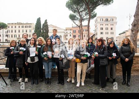 Manifestazione a largo di Torre Argentina, dell'Associazione dei familiari delle vittime del Covid. Nella foto i familiari con le immagini dei parenti deceduti durante il covid e i fiori di carta con i nomi delle vittime - Cronaca - Roma, Italia - Lunedì, 18 marzo 2024 (foto Valentina Stefanelli/LaPresse) dimostrazione in largo di Torre Argentina, a cura dell'Associazione dei parenti delle vittime Covid. Nella foto, i familiari con immagini di parenti morti durante il covid e fiori di carta con i nomi delle vittime. News - Roma, Italia - giovedì, lunedì 18 2024 (foto Valentina Stefanell Foto Stock