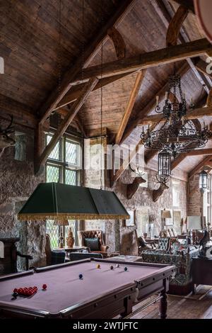Tavolo da biliardo nella sala giochi dell'hotel di lusso ad Ardfin, sull'Isola del Giura, Ebridi interne, Scozia, Regno Unito Foto Stock