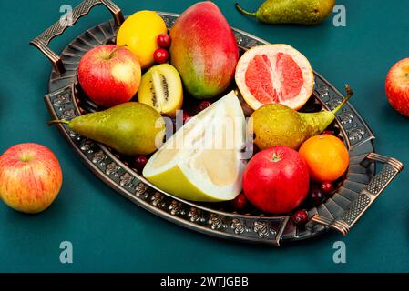 Mele, pere, manghi e agrumi su un elegante vassoio Foto Stock