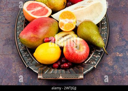 Mele, pere, manghi e agrumi su un elegante vassoio Foto Stock