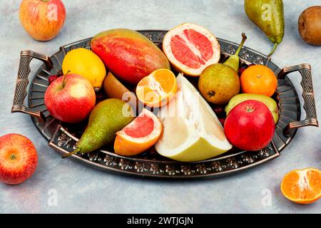 Mele, pere, manghi e agrumi su un elegante vassoio Foto Stock