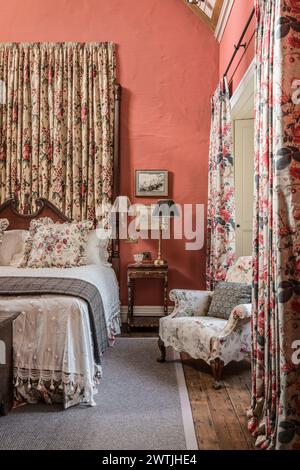 Tessuti floreali in hotel di lusso ad Ardfin sull'Isola di Giura, Ebridi interne, Scozia, Regno Unito Foto Stock