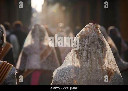 Dettaglio di fallera durante l'offerta floreale alla Virgen de los Desamparados de València il 17 marzo 2024 presso nelle strade di Valencia (Valenc Foto Stock