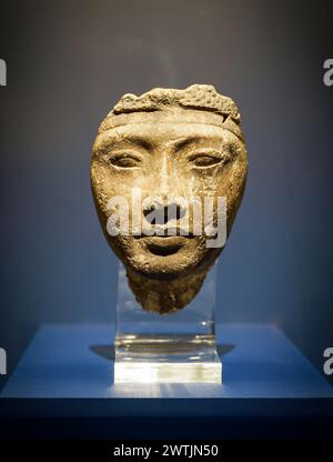 Antico ritratto scultoreo di un busto di una donna in pietra. Archeologia, concetto d'arte. Foto di alta qualità Foto Stock