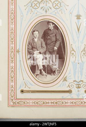 Due giovani uomini. Dall'album: The Colonial Family album cartes-de-visite, stampe di albumi, fotografie in bianco e nero, ritratti in studio Foto Stock