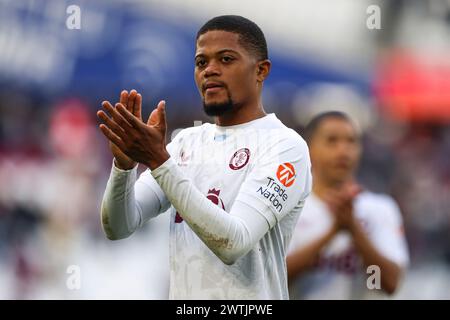 Leon Bailey dell'Aston Villa ringrazia a tempo pieno i tifosi itineranti durante la partita di Premier League tra il West Ham United e l'Aston Villa allo Stadio di Londra, Stratford, domenica 17 marzo 2024. (Foto: Tom West | mi News) crediti: MI News & Sport /Alamy Live News Foto Stock