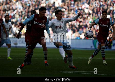 Edson Alvarez del West Ham United compete con Nicolo Zaniolo dell'Aston Villa per il pallone durante la partita di Premier League tra il West Ham United e l'Aston Villa al London Stadium di Stratford domenica 17 marzo 2024. (Foto: Tom West | mi News) crediti: MI News & Sport /Alamy Live News Foto Stock