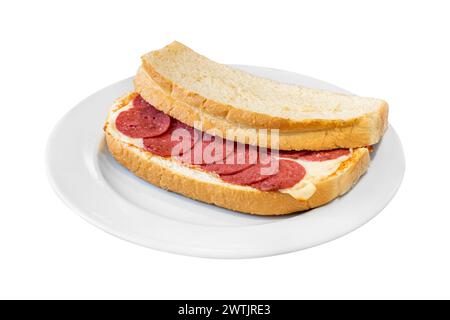 Toast alla griglia e pressato con salsiccia turca, formaggio, pomodoro e lattuga serviti su piatto bianco Foto Stock