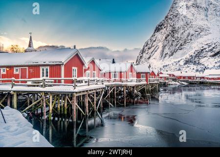 Red Rorbu Lodge a Hamnoy su Lofoten, Norvegia Foto Stock