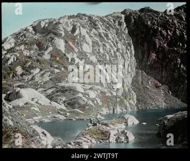 Costruire un Cairn su un'isola nel lago Crescent sulla sommità del passo in pelle d'olio, scivoli lanterna di 3700 piedi, scivoli colorati Foto Stock