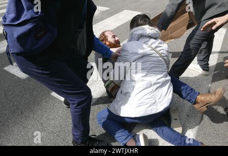 Roma, Italia. 17 marzo 2024. Scontri tra cittadini russi presso l'Ambasciata russa, Roma, Italia, 17 marzo 2024. (Foto di Elisa Gestri/Sipa USA) credito: SIPA USA/Alamy Live News Foto Stock