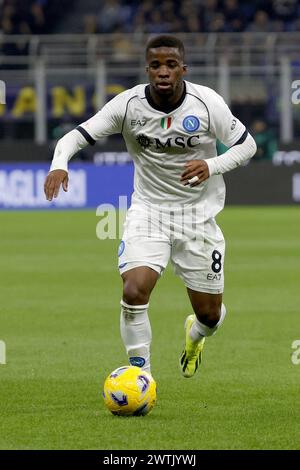 Hamed Traore del Napoli controlla la palla durante la partita di calcio di serie A Inter FC SSC Napoli - Stadio Meazza il 17 marzo 2024 a Milano. Foto Stock