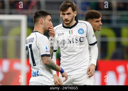 Matteo Politano del Napoli parla con Khvicha Kvaratskhelia del Napoli durante la partita di calcio di serie A Inter FC SSC Napoli - Stadio Meazza il 17 febbraio 2024 a Milano. Foto Stock