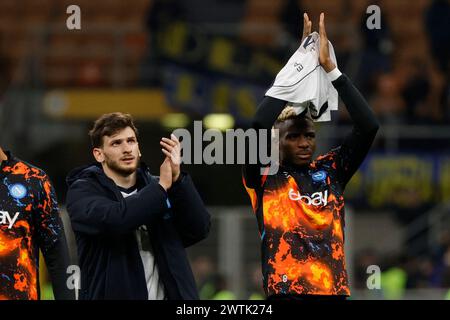 Khvicha Kvaratskhelia e Victor Osimhen del Napoli tifa i tifosi al termine della partita di calcio Inter FC SSC Napoli - Stadio Meazza il 17 marzo 2024 a Milano. Foto Stock