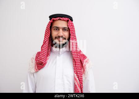 Maschio musulmano arabo isolato che indossa il thawb Foto Stock