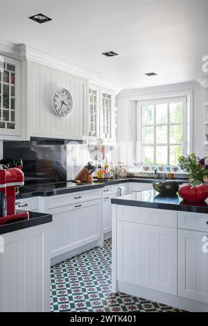 Moderna cucina bianca con orologio nella casa irlandese, Greystones, Contea di Wicklow, Irlanda Foto Stock