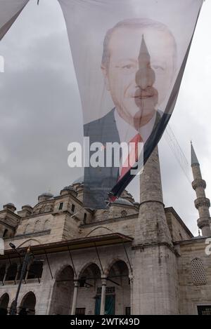 Istanbul, Turchia. 15 marzo 2024. Uno striscione elettorale del presidente turco Recep Tayyip Erdogan dell'AKP al potere è appeso davanti a una Moschea di Istanbul durante la campagna elettorale locale. Credito: SOPA Images Limited/Alamy Live News Foto Stock