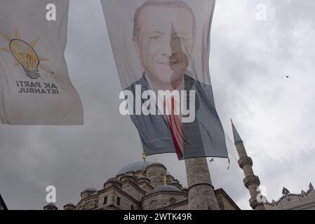 Istanbul, Turchia. 15 marzo 2024. Uno striscione elettorale del presidente turco Recep Tayyip Erdogan dell'AKP al potere è appeso davanti a una Moschea di Istanbul durante la campagna elettorale locale. Credito: SOPA Images Limited/Alamy Live News Foto Stock