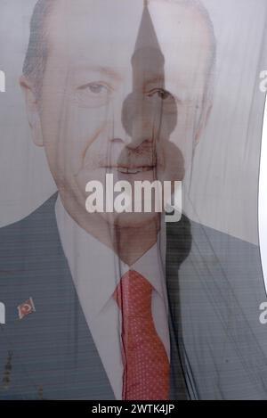 Istanbul, Turchia. 15 marzo 2024. Uno striscione elettorale del presidente turco Recep Tayyip Erdogan dell'AKP al potere visto durante la campagna elettorale locale. Credito: SOPA Images Limited/Alamy Live News Foto Stock