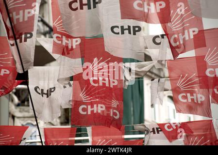 Istanbul, Turchia. 16 marzo 2024. Loghi del Partito Popolare Repubblicano turco o CHP appesi fuori dall'ufficio del partito in via Istiklal, Beyoglu, Istanbul. Credito: SOPA Images Limited/Alamy Live News Foto Stock