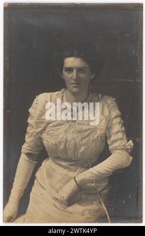 Cartoline fotografiche da donna, ritratti da studio Foto Stock