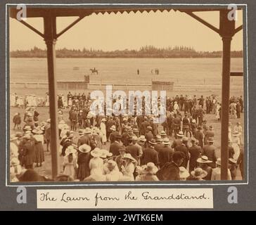 Horowhenua A and P Show, Levin: The Lawn from the Grandstand, 13 gennaio 1921. Dall'album: Fotografie di famiglia [1920-1921] stampe fotografiche, stampe in argento gelatina, stampe in bianco e nero Foto Stock