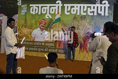 Mumbai, India. 17 marzo 2024. Un uomo posa per le foto di fronte a un poster del leader del Congresso Nazionale Indiano Rahul Gandhi dopo un incontro per concludere "Bharat Jodo Nyay Yatra" (Unisci India Justice march) a Mumbai. La "Bharat Jodo Nyay Yatra" (Unisci India Justice march) è partita da Manipur (India nord-orientale) dal 14 gennaio 2024 e si è conclusa a Mumbai il 16 marzo 2024. Credito: SOPA Images Limited/Alamy Live News Foto Stock