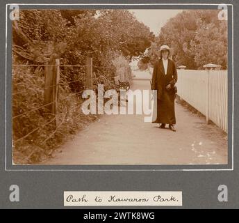 La nostra luna di miele all'affascinante New Plymouth. 14-20 dicembre 1915: Percorso per Kawaroa Park. Dall'album: Fotografie di famiglia. [1914-1917] stampe fotografiche, stampe in argento gelatina Foto Stock