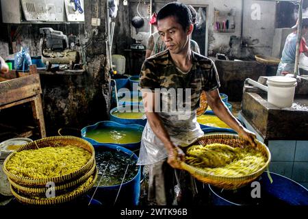 Bogor, Indonesia. 18 marzo 2024. Un lavoratore fa mie glosor, un tipo di spaghetti gialli tradizionali, a Bogor, Giava occidentale, Indonesia, il 18 marzo, 2024. la richiesta di mie glosor è aumentata durante il mese santo di Ramadan qui. Crediti: Sandika Fadilah/Xinhua/Alamy Live News Foto Stock