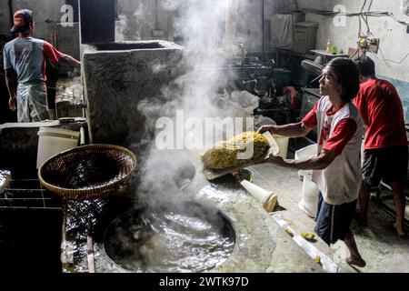 Bogor, Indonesia. 18 marzo 2024. Un lavoratore fa mie glosor, un tipo di spaghetti gialli tradizionali, a Bogor, Giava occidentale, Indonesia, il 18 marzo, 2024. la richiesta di mie glosor è aumentata durante il mese santo di Ramadan qui. Crediti: Sandika Fadilah/Xinhua/Alamy Live News Foto Stock